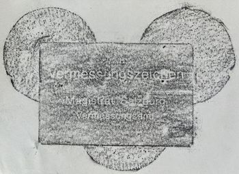 29.07.2023 Informationsschild/Metall - information sign/metal - panneau indicateur/métal - znak informacyjny/metal Matthias Harnisch * Frottage du jour