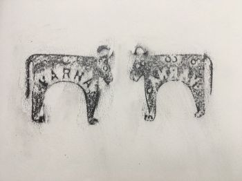 27.10.2017 Metallplättchen - metal chip - plaquette de métal - płytka metalowa Matthias Harnisch - Frottage du jour